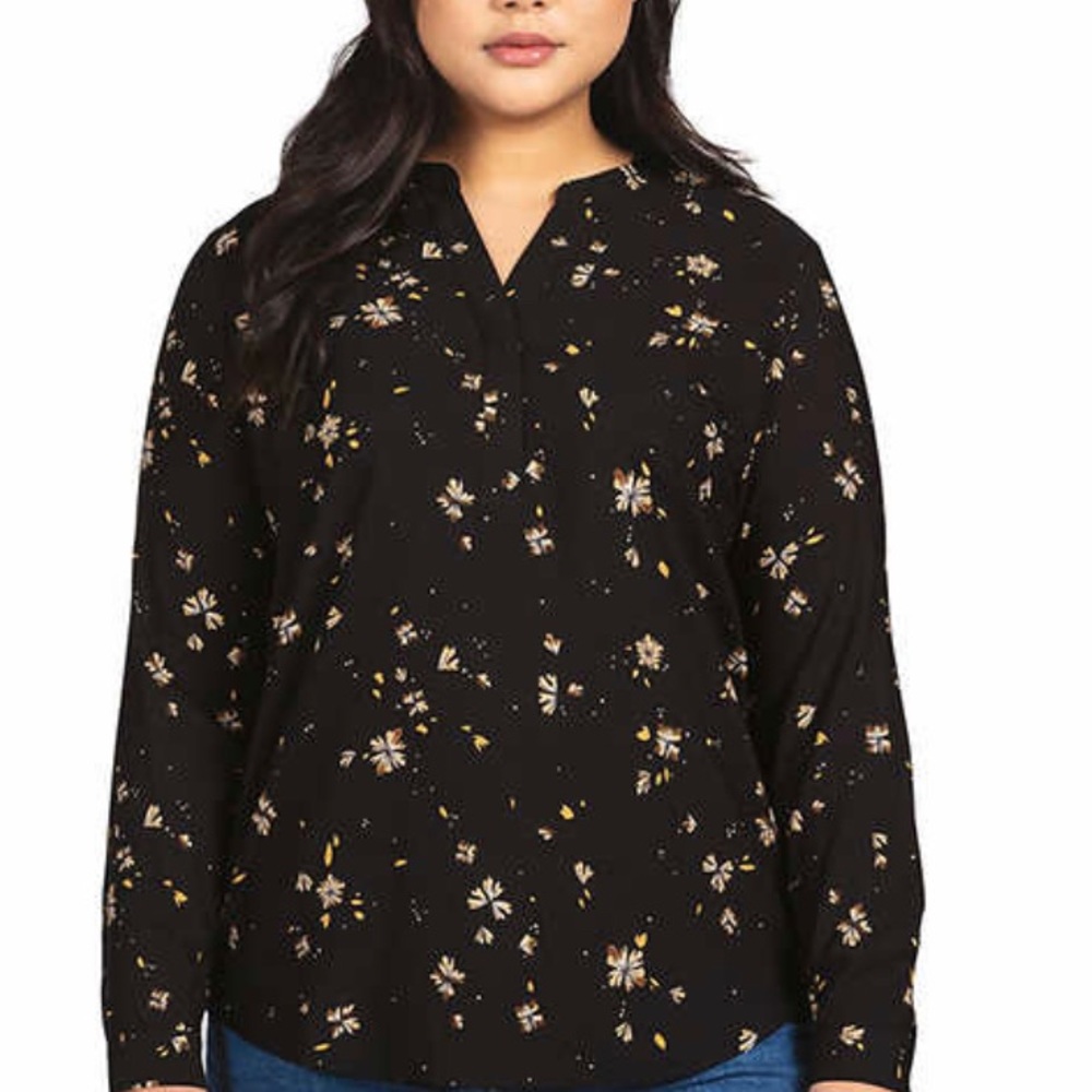 🫶🏻 2/$15 🫶🏻 Flowy brand new black blouse with gold coloured flower print.